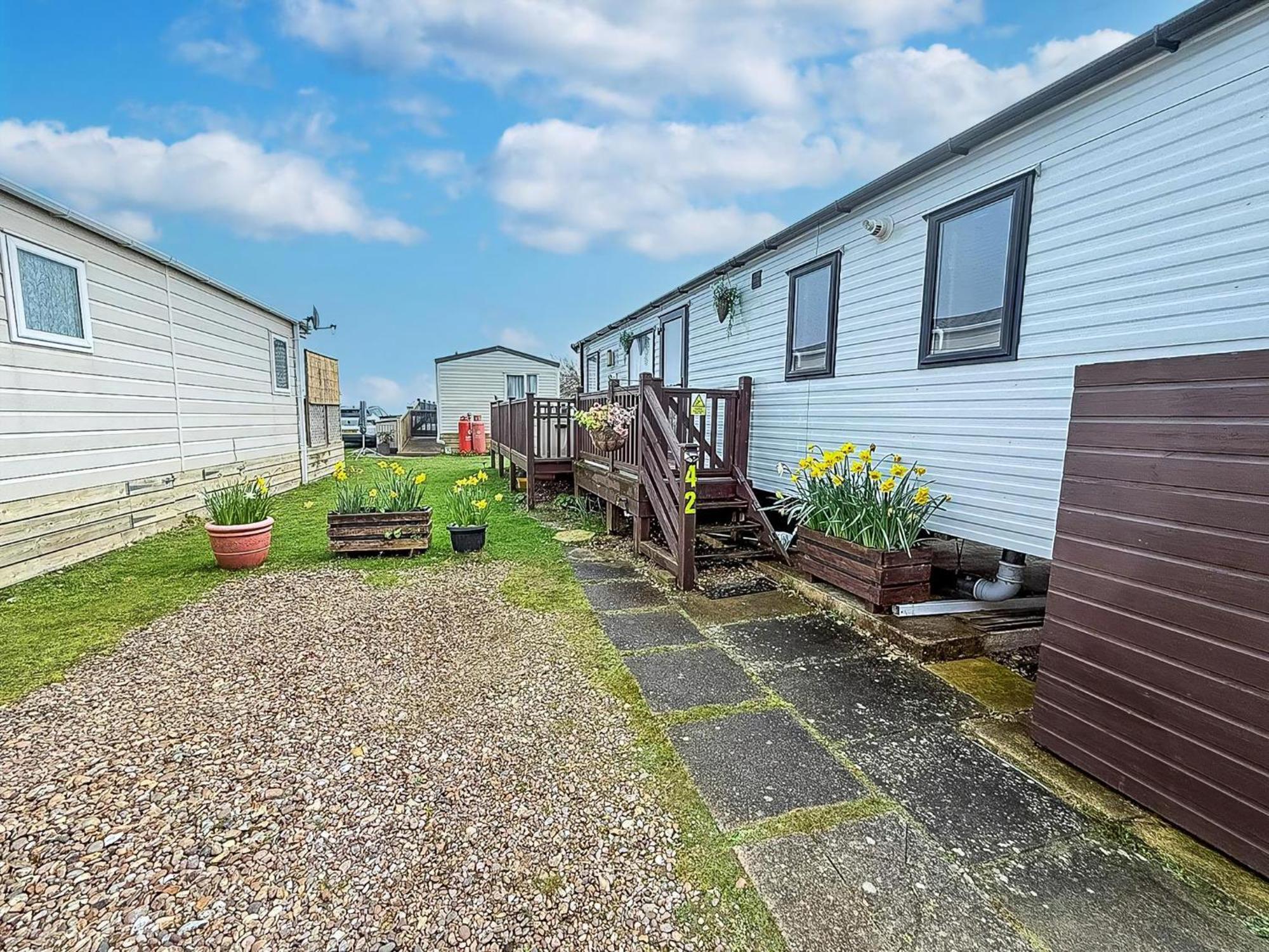 Beautiful Caravan For Hire With A Partial Sea View In Suffolk Ref 32042Az Lowestoft Exterior photo